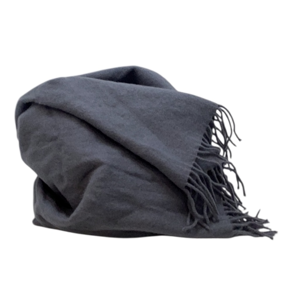 🦄 Wilfred Elegant Gray Scarf with Fringe